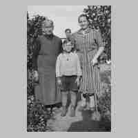106-0108 Links im Bild Oma Auguste Salz, mit dem Jungen Franz Klein.jpg